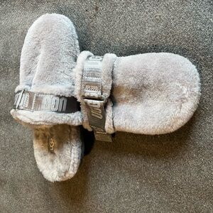 Women’s Ugg Slippers size 7- 7/2. Gray